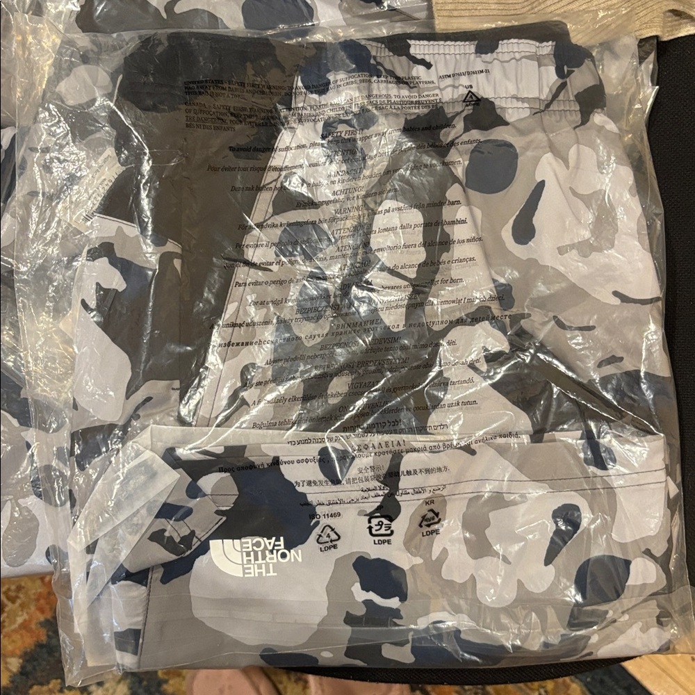 North Face-Mountain Athletics Shorts-Black Light - Picture 2 of 2